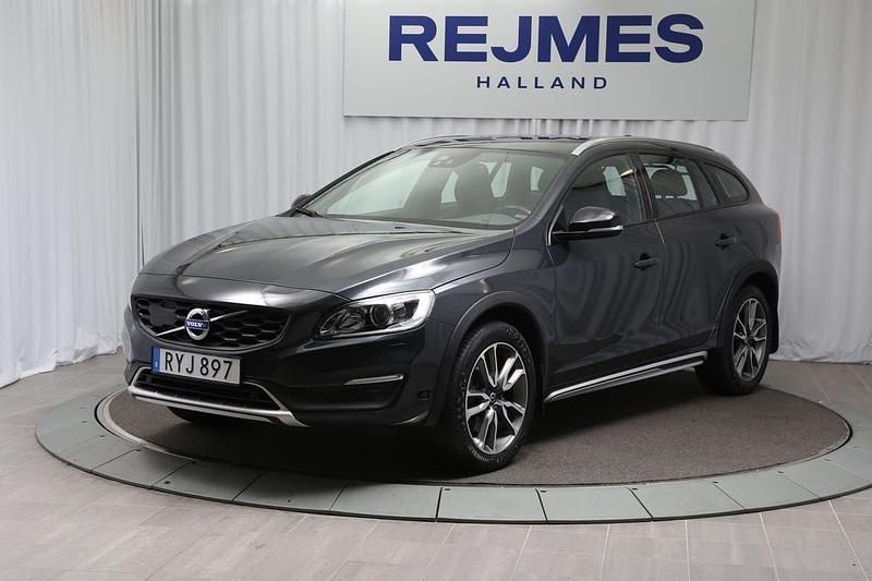 Grå Begagnad 2018 Volvo V60 CC Standard Kombi | 259 500 kr (Bra pris) - Bild 1/4