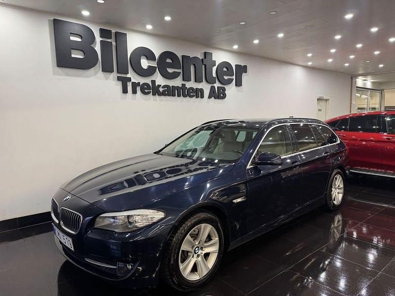 Blå Begagnad 2010 BMW 523 Kombi | 119 900 kr (Marknadspris) - Bild 1/4