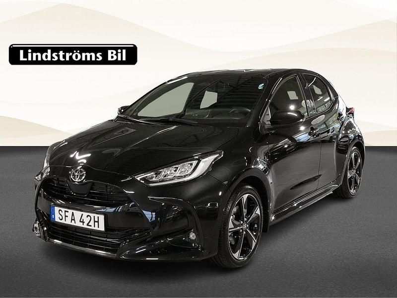 Svart Begagnad 2025 Toyota Yaris Hybrid Style Halvkombi | 324 900 kr (Dyr) - Bild 1/3