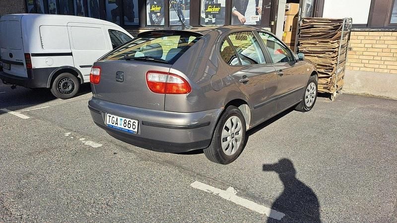 Grå Begagnad 2002 Seat Leon Halvkombi | 18 000 kr - Bild 1/4