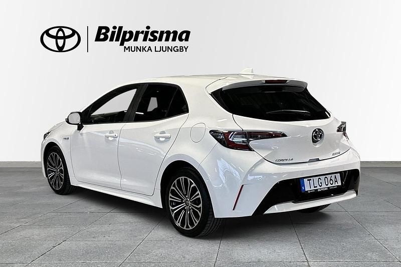 Begagnad Toyota Corolla Hybrid Style 124 HK (91 kW) 2020 Vit Halvkombi