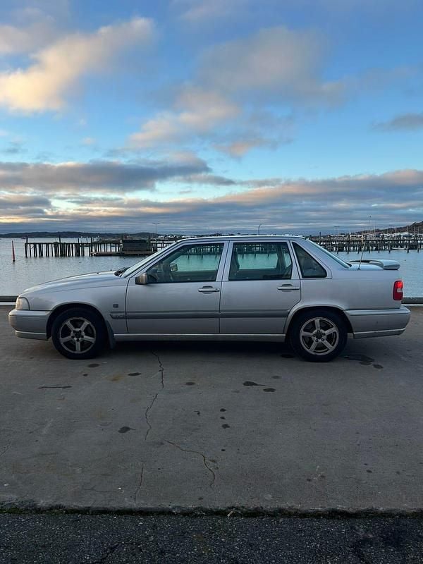 Grå Begagnad 1999 Volvo S70 Sedan | 30 000 kr (Marknadspris) - Bild 1/4