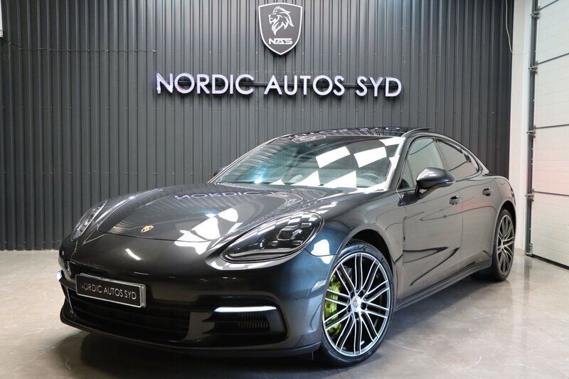 Grå Begagnad 2018 Porsche Panamera 4 Sport Sedan | 649 900 kr (Marknadspris) - Bild 1/4