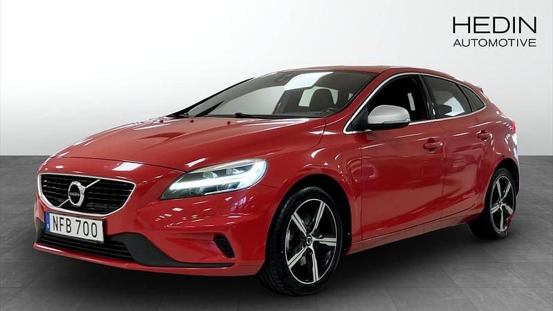 Röd (red) Begagnad 2017 Volvo V40 R-Design Kombi | 159 900 kr (Marknadspris) - Bild 1/4