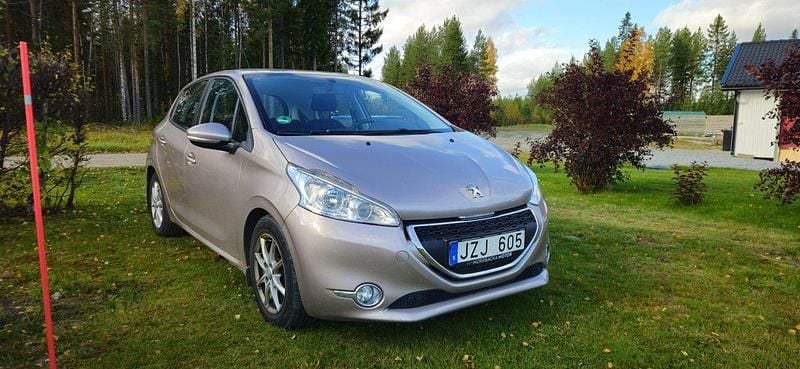 Grå Begagnad 2012 Peugeot 208 Halvkombi | 39 000 kr (Superpris) - Bild 1/4