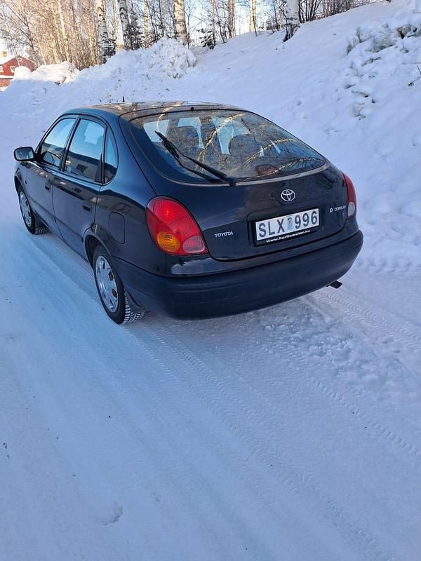 Begagnad Toyota Corolla 97 HK (71 kW) 2000 Halvkombi