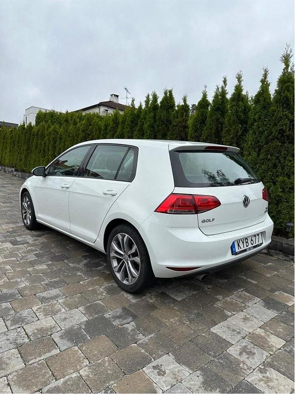 Vit Begagnad 2016 VW Golf VII Halvkombi | 105 000 kr (Marknadspris) - Bild 1/4