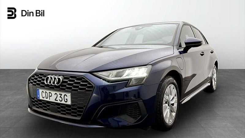 Blå Begagnad 2023 Audi A3 e-tron Proline Halvkombi | 329 000 kr (Marknadspris) - Bild 1/4