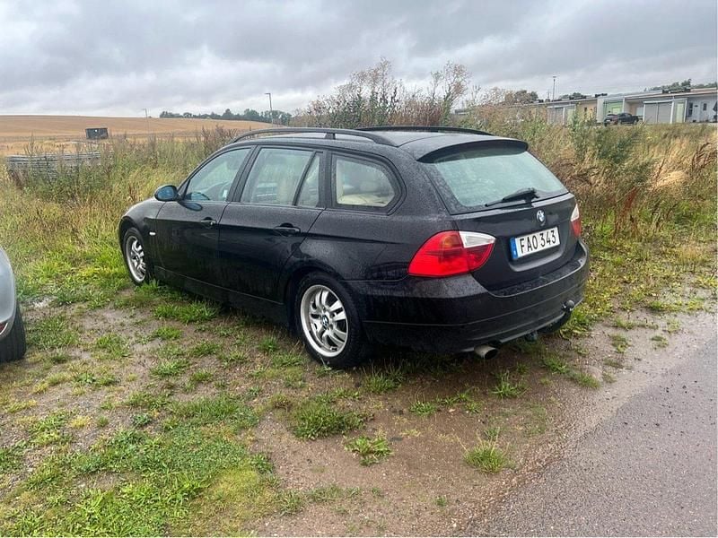 Svart Begagnad 2007 BMW 318 Advantage Kombi | 30 000 kr (Superpris) - Bild 1/4