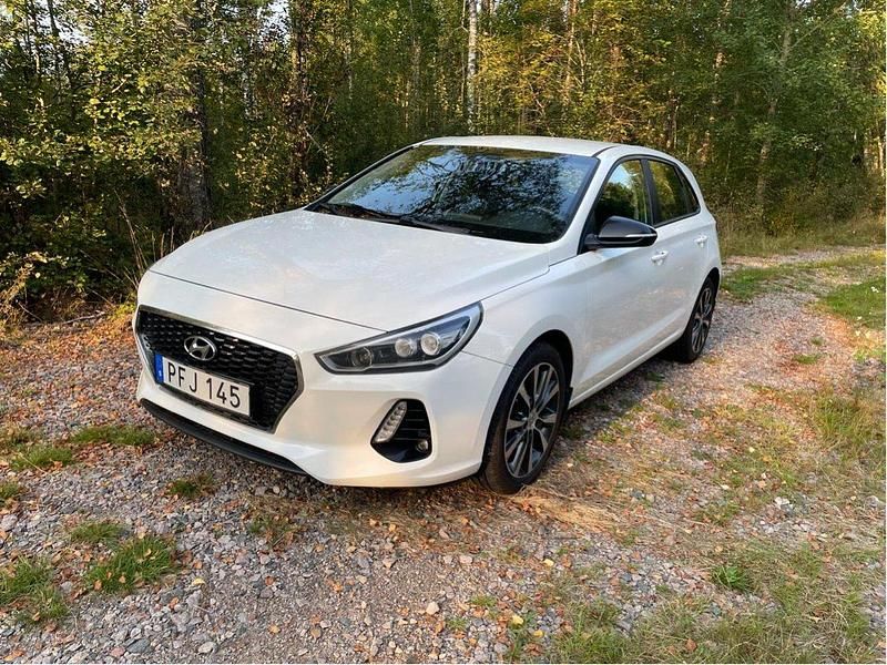 Vit Begagnad 2018 Hyundai i30 Comfort Halvkombi | 105 000 kr (Marknadspris) - Bild 1/4