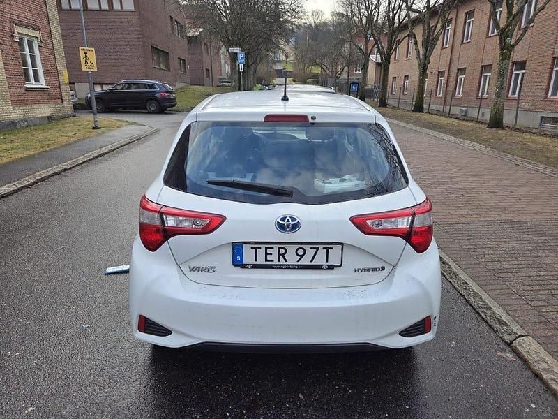 Begagnad Toyota Yaris Hybrid 101 HK (74 kW) 2019