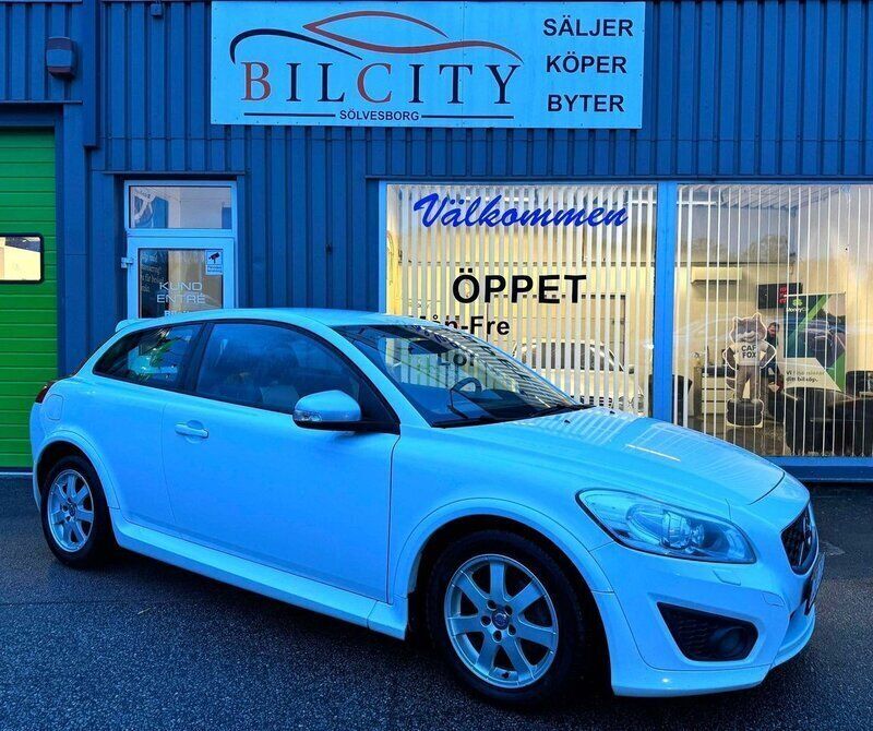 Vit Begagnad 2011 Volvo C30 R-Design Halvkombi | 69 900 kr (Marknadspris) - Bild 1/4