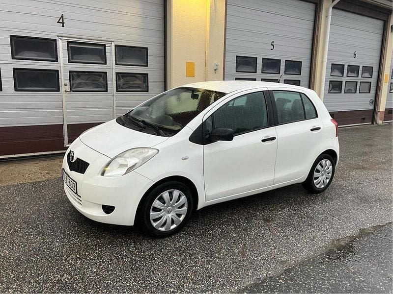 Vit Begagnad 2008 Toyota Yaris Halvkombi | 29 000 kr (Bra pris) - Bild 1/2