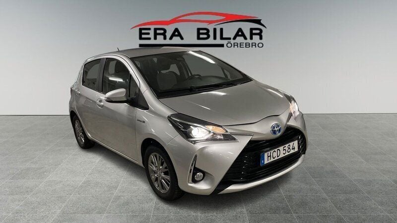Silver Begagnad 2018 Toyota Yaris Hybrid Active Halvkombi | 119 900 kr (Marknadspris) - Bild 1/4