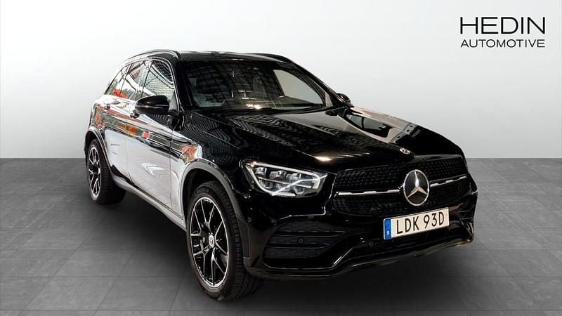 Svart Begagnad 2022 Mercedes GLC300e AMG SUV | 419 900 kr (Marknadspris) - Bild 1/4