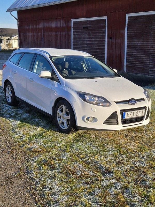 Vit Begagnad 2015 Ford Focus Kombi | 50 000 kr (Bra pris) - Bild 1/4
