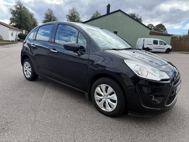 Svart Begagnad 2012 Citroën C3 Halvkombi | 43 200 kr (Marknadspris) - Bild 1/4