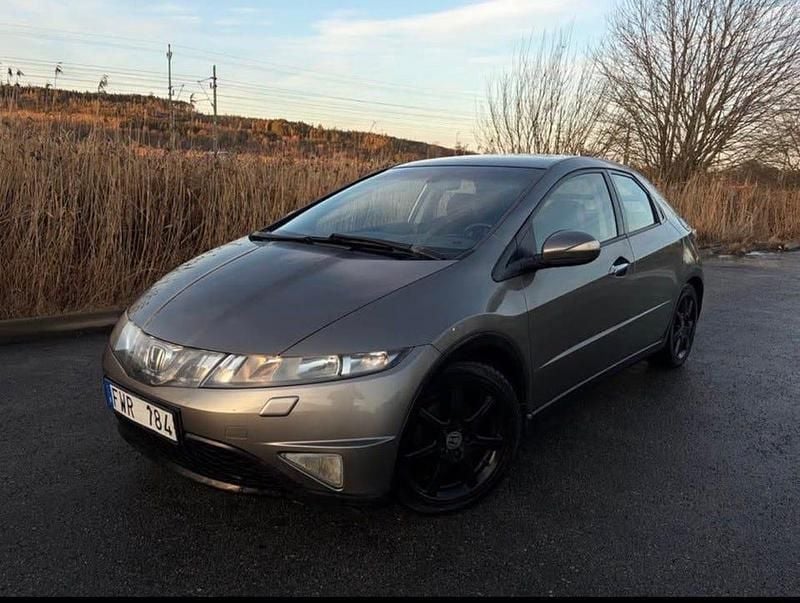 Grå Begagnad 2007 Honda Civic Halvkombi | 32 900 kr (Marknadspris) - Bild 1/4