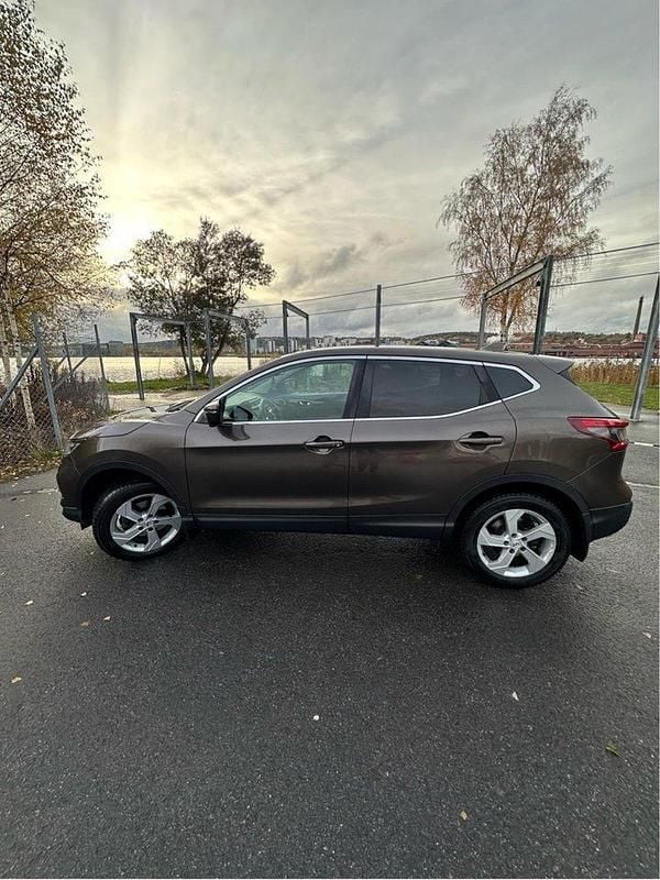 Brun Begagnad 2018 Nissan Qashqai SUV | 145 000 kr (Marknadspris) - Bild 1/4