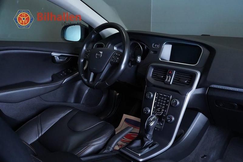 Begagnad Volvo V40 CC 150 HK (110 kW) 2019 Vit Kombi