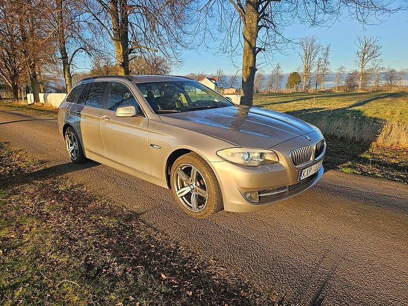 Silver metallic Begagnad 2010 BMW 520 Kombi | 89 900 kr (Marknadspris) - Bild 1/4