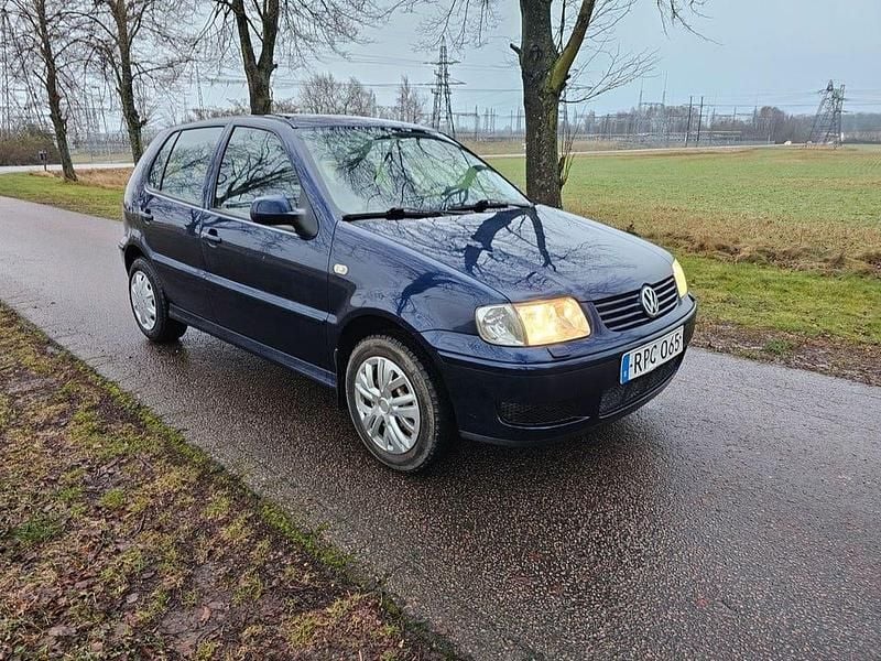 Blå Begagnad 1999 VW Polo Halvkombi | 14 900 kr (Superpris) - Bild 1/4