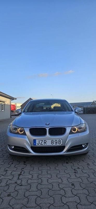 Grå Begagnad 2010 BMW 320 Comfort Edition Sedan | 97 000 kr (Marknadspris) - Bild 1/4