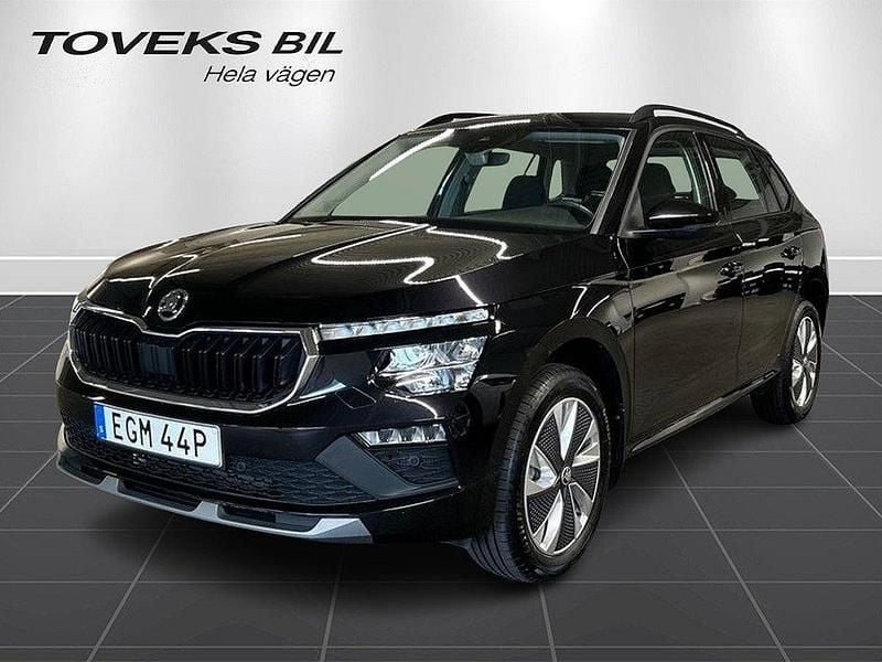 Svart (black magic pärleffekt me) Begagnad 2024 Skoda Kamiq Selection SUV | 254 900 kr (Marknadspris) - Bild 1/4