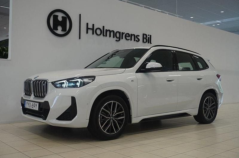 Vit Begagnad 2022 BMW iX1 M Sport SUV | 489 900 kr (Bra pris) - Bild 1/4