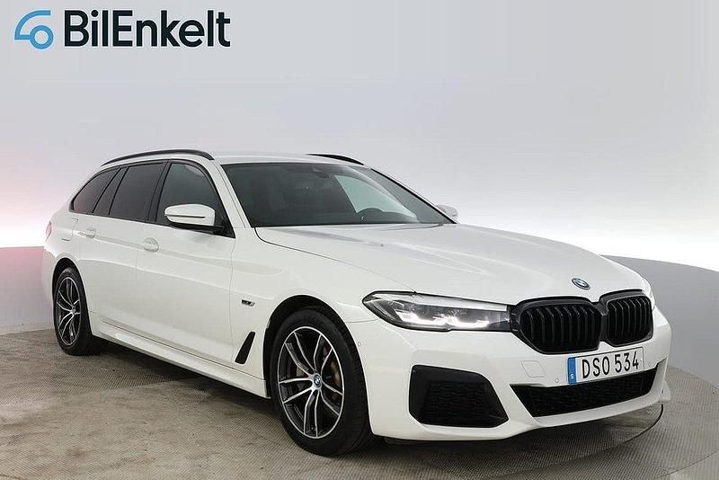 Vit Begagnad 2023 BMW 530e M Sport Kombi | 394 800 kr (Marknadspris) - Bild 1/4