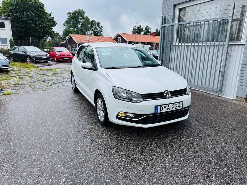 Vit Begagnad 2014 VW Polo Halvkombi | 89 900 kr (Marknadspris) - Bild 1/4
