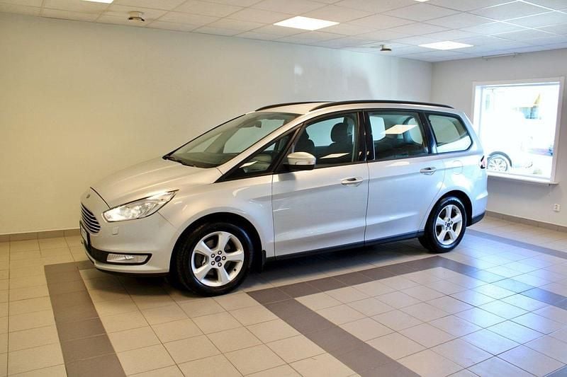 Grå Begagnad 2016 Ford Galaxy Trend Minibuss | 139 900 kr (Marknadspris) - Bild 1/4