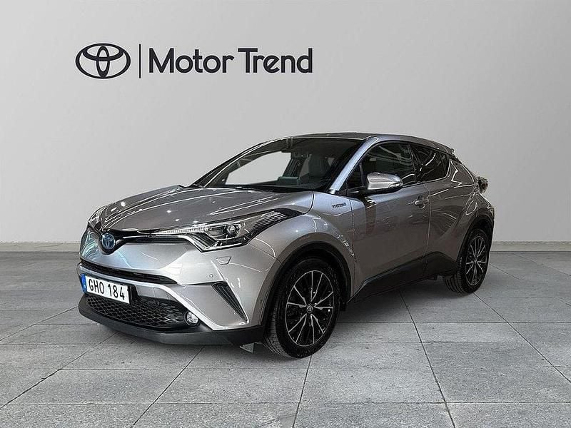 Mörkgrå Begagnad 2018 Toyota C-HR Executive SUV | 214 900 kr (Marknadspris) - Bild 1/4