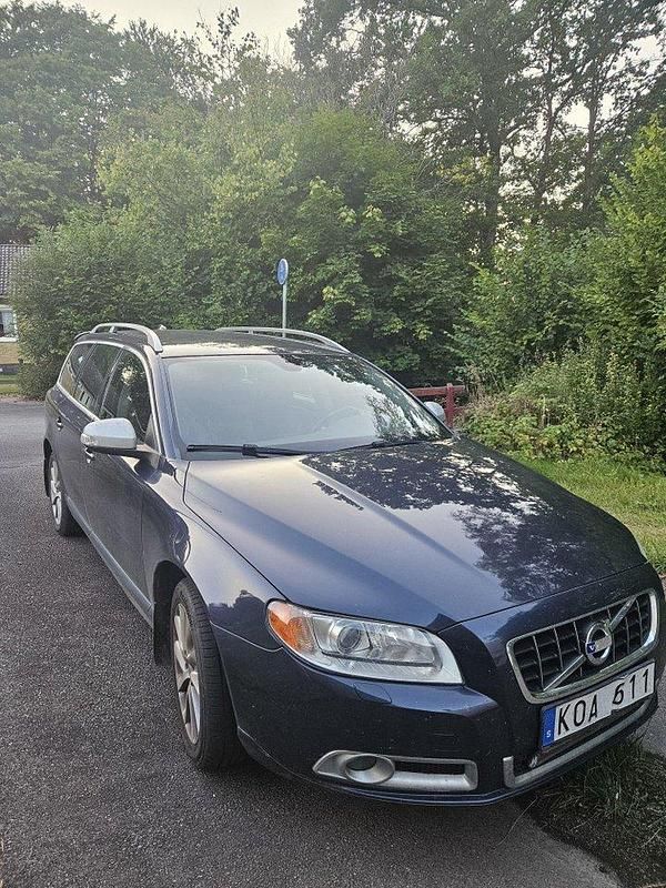 Blå Begagnad 2010 Volvo V70 Summum Kombi | 45 000 kr (Superpris) - Bild 1/3