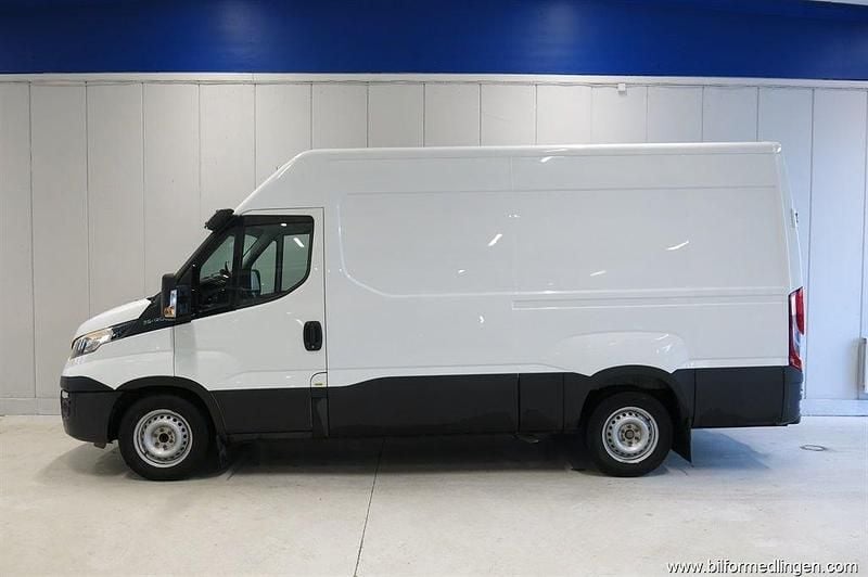 Vit svart Begagnad 2018 Iveco Daily Van | 189 900 kr (Superpris) - Bild 1/4