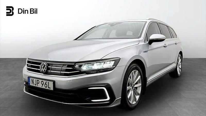 Silver Begagnad 2023 VW Passat GTE Kombi | 379 900 kr (Dyr) - Bild 1/4