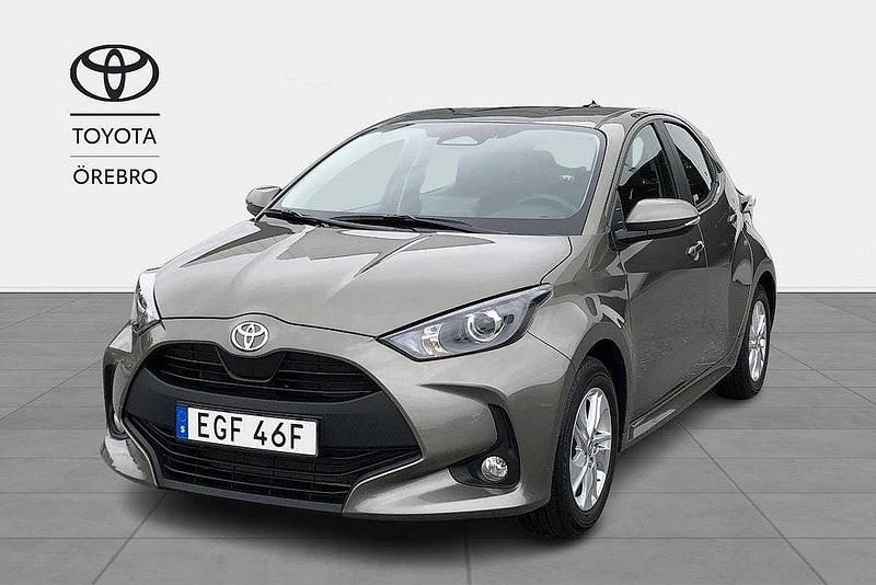 Grön Begagnad 2024 Toyota Yaris Hybrid Active Halvkombi | 257 900 kr (Lite dyr) - Bild 1/4