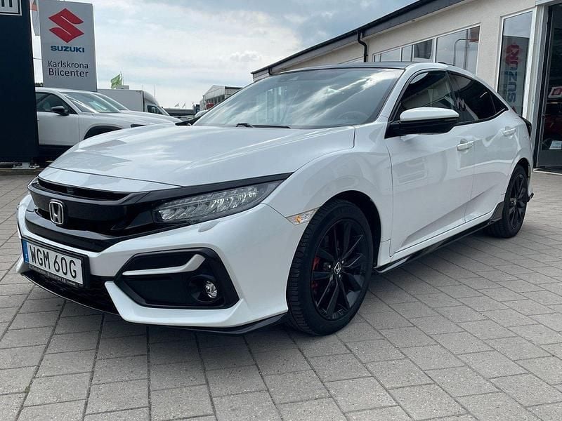 Vit (vit metallic) Begagnad 2020 Honda Civic Sport Plus Halvkombi | 249 000 kr (Marknadspris) - Bild 1/4