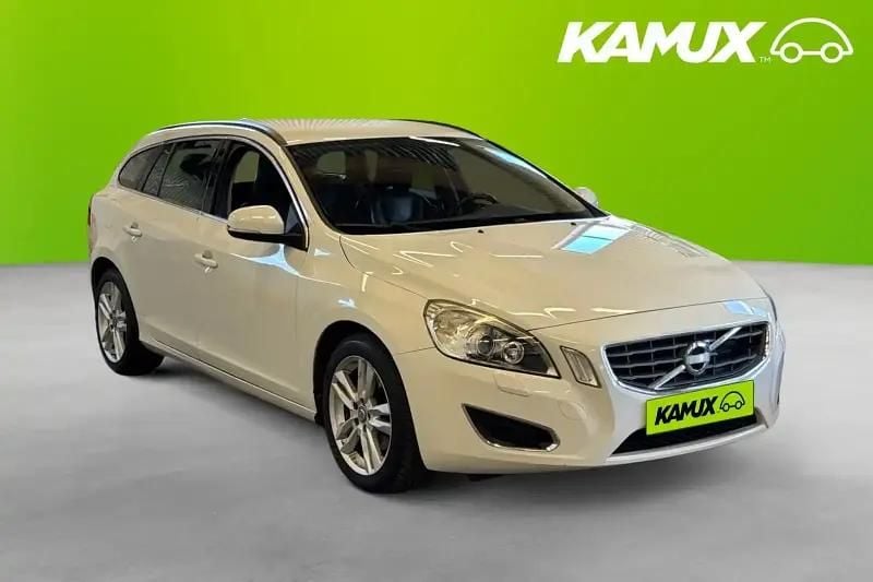 Vit Begagnad 2013 Volvo V60 Kombi | 109 800 kr (Marknadspris) - Bild 1/4