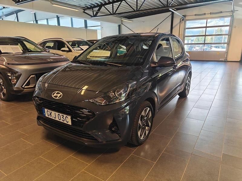 Grå Ny 2024 Hyundai i10 Advanced Halvkombi | 174 900 kr (Marknadspris) - Bild 1/4