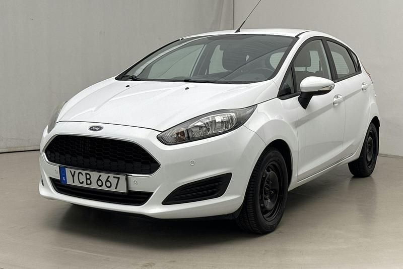 Vit Begagnad 2016 Ford Fiesta Trend Halvkombi | 69 800 kr (Marknadspris) - Bild 1/4