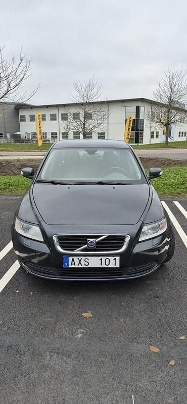 Grå Begagnad 2009 Volvo S40 Sedan | 35 000 kr (Marknadspris) - Bild 1/4