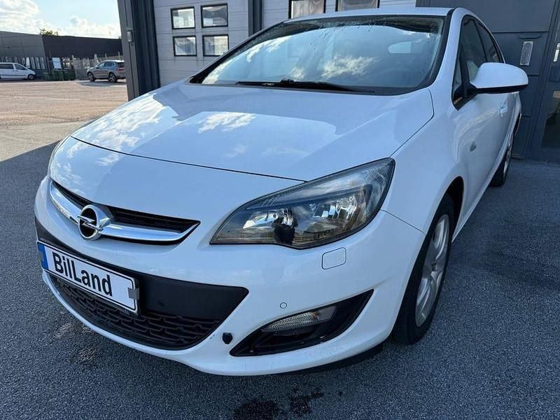 Vit Begagnad 2013 Opel Astra Enjoy Halvkombi | 59 900 kr (Marknadspris) - Bild 1/4