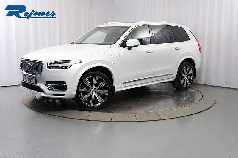 Vit (crystal vit metallic) Begagnad 2021 Volvo XC90 Inscription SUV | 609 900 kr (Bra pris) - Bild 1/4
