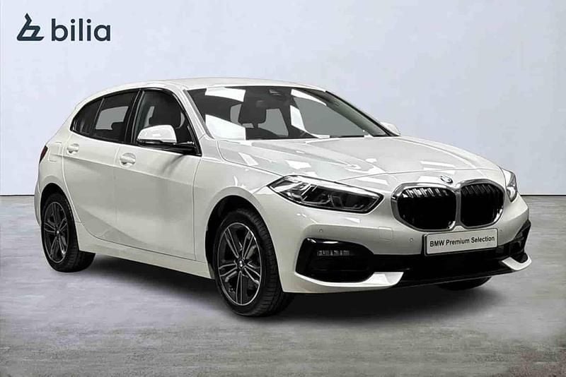 Vit Begagnad 2023 BMW 118 Halvkombi | 269 000 kr (Bra pris) - Bild 1/1