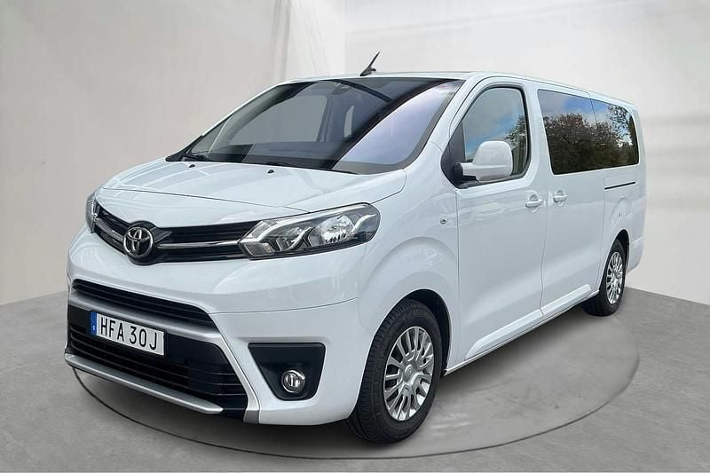 Vit Begagnad 2024 Toyota Proace Verso Kombi | 375 000 kr (Marknadspris) - Bild 1/4