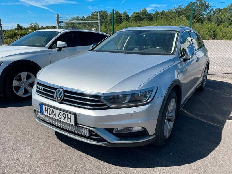 Silver (silver metallic) Begagnad 2019 VW Passat Alltrack Executive Kombi | 259 000 kr (Marknadspris) - Bild 1/2