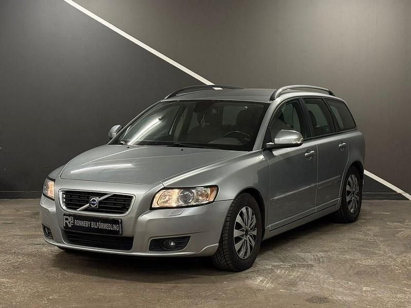 Silver Begagnad 2009 Volvo V50 Momentum Kombi | 39 900 kr (Marknadspris) - Bild 1/4