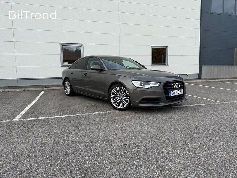 Grå Begagnad 2013 Audi A6 Sedan | 139 900 kr (Marknadspris) - Bild 1/4