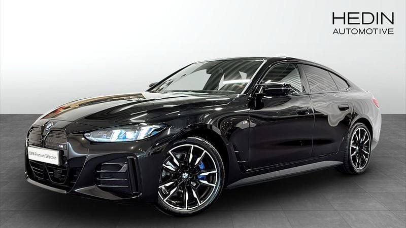 Svart (black) Begagnad 2025 BMW i4 Comfort Edition Sedan | 668 700 kr (Marknadspris) - Bild 1/4